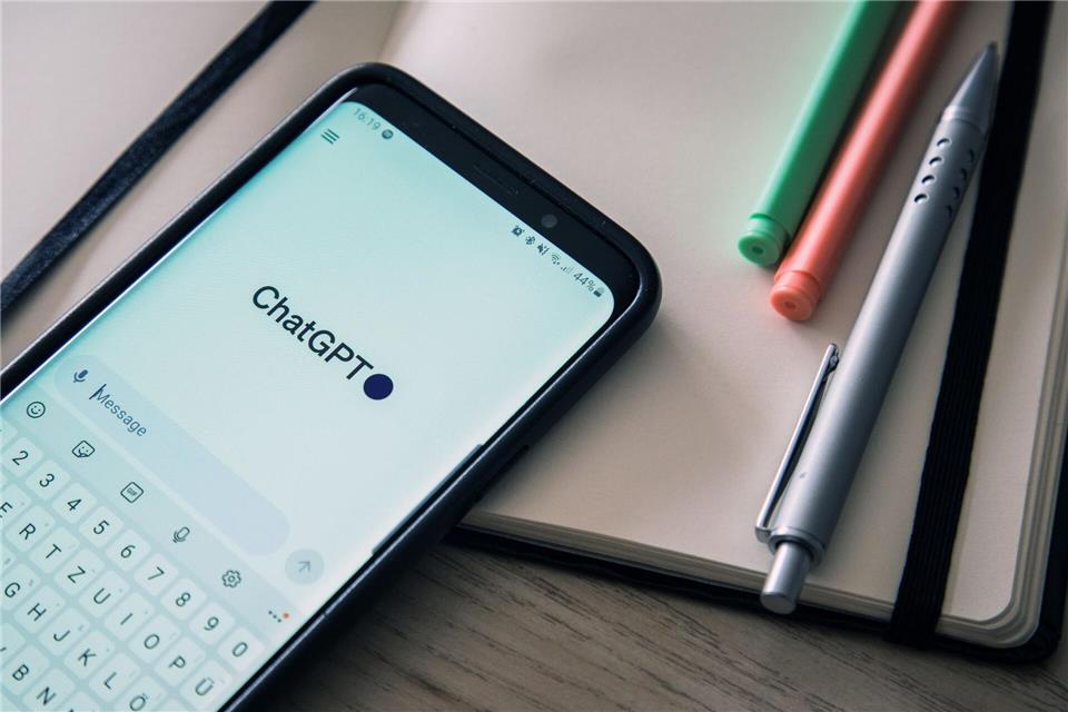 Prompt geschrieben und schon spuckt der Chatbot einen Text aus: Ein KI-generierter Output ist in der Regel aber kein urheberrechtlich schutzfähiges Werk.picture alliance/dpa/dpa-tmn