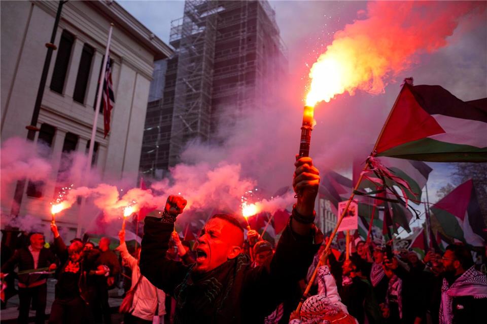Bilder des Tages Propalästinensische Demonstranten gehen vor dem Fußball-WM-Qualifikationsspiel zwischen Norwegen und Israel in Oslo auf die Straße. Javad Parsa/NTB/dpa