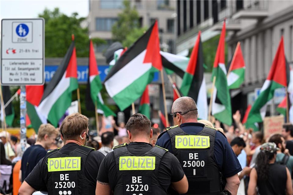 Propalästinensische Demonstranten haben sich in Berlin versammelt. (Archivbild) Soeren Stache/dpa