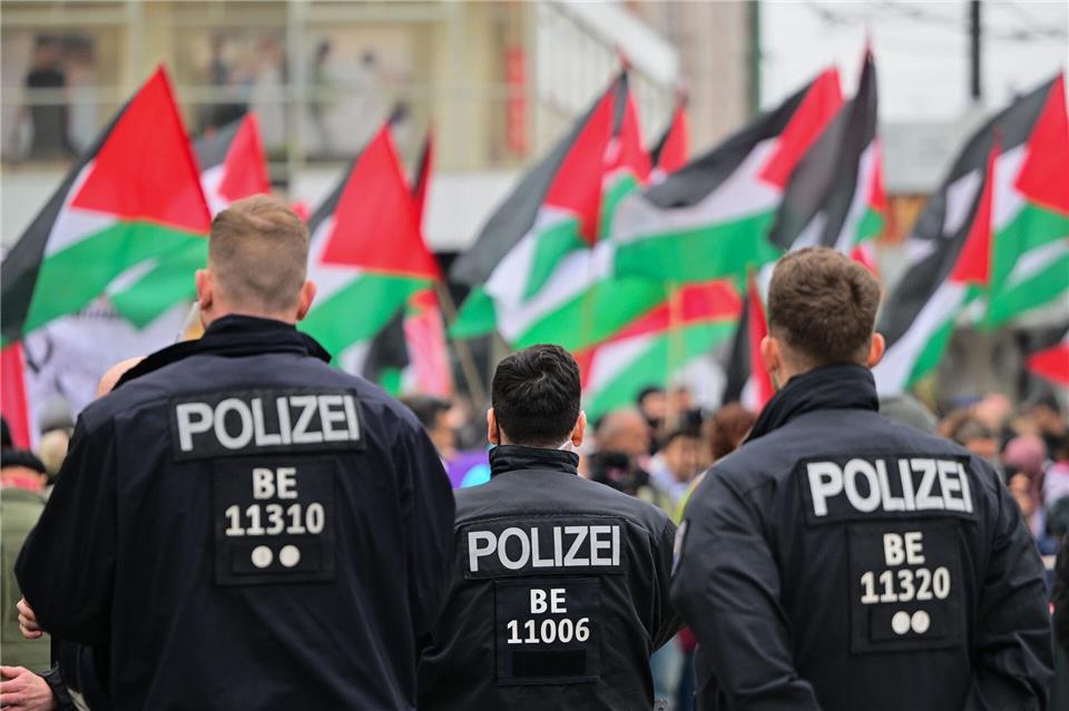 „Gräben tiefer denn je“ - Deutschland nach dem Gaza-Krieg Propalästinensische Demonstranten kritisieren vielfach, dass in Deutschland ihre Meinungsfreiheit eingeschränkt sei, weil immer wieder Demonstrationen aufgelöst würden- (Archivbild) Sebastian Gollnow/dpa