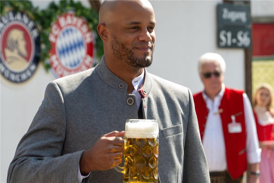 Prosit: Vincent Kompany bei seiner Oktoberfest-Premiere als Bayern-Coach.Stefan Puchner/dpa