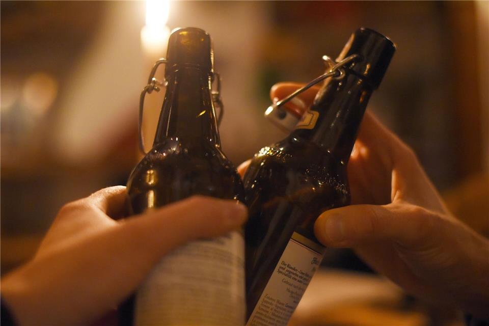 Prost! Bei mehr als einer kleinen Flasche Bier kann es mit Blick auf die Promillegrenze schon kritisch werden.Angelika Warmuth/dpa