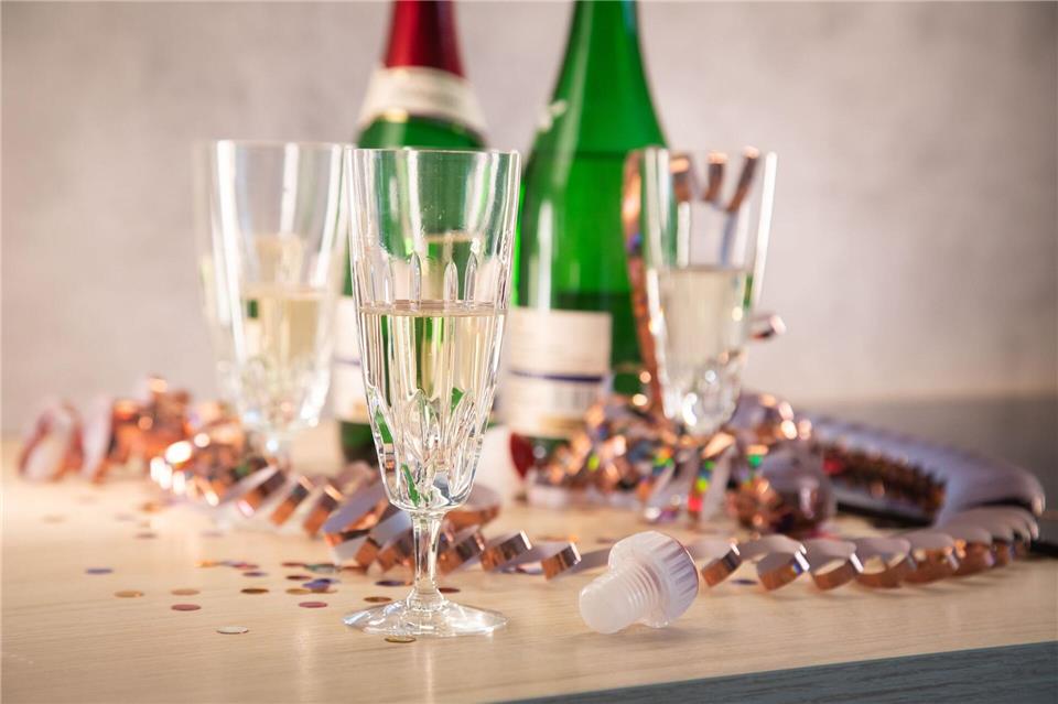 Prost! Sekt genießt man am besten sofort – denn die Flasche lässt sich nur schwer wieder verschließen, oder?Christin Klose/dpa-tmn