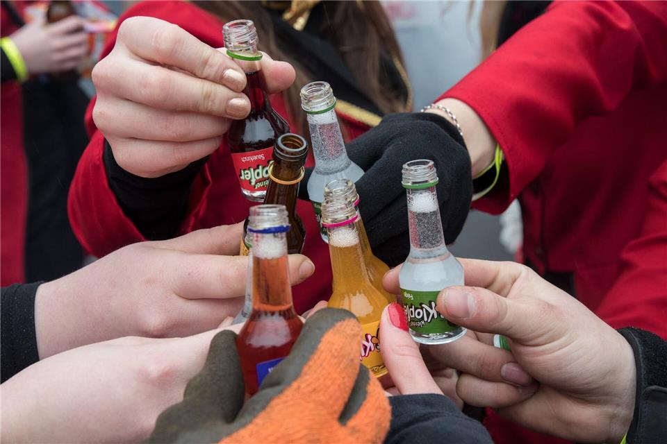 Prost! Wer feuchtföhlich feiern will, sollte sich schon vorher über eine sichere Rückfahrt Gedanken machen.Ingo Wagner/dpa/dpa-tmn