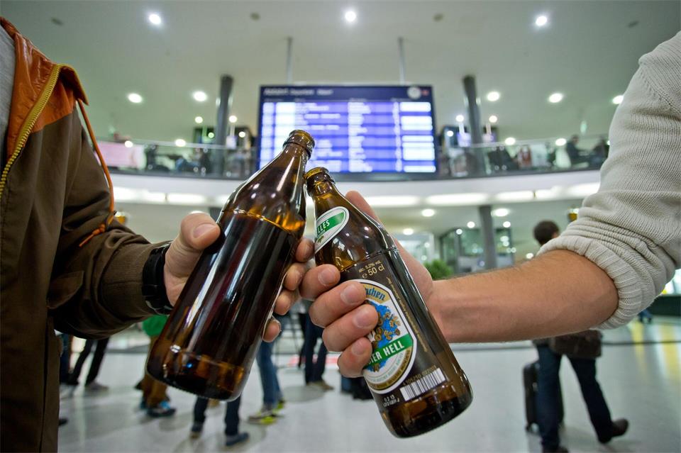 Prost in der Vorhalle? Damit ist nun Schluss: Wer am Bahnhof Alkohol trinken möchte, kann das weiterhin in der Gastronomie tun - Mitgebrachtes ist tabu.picture alliance / dpa