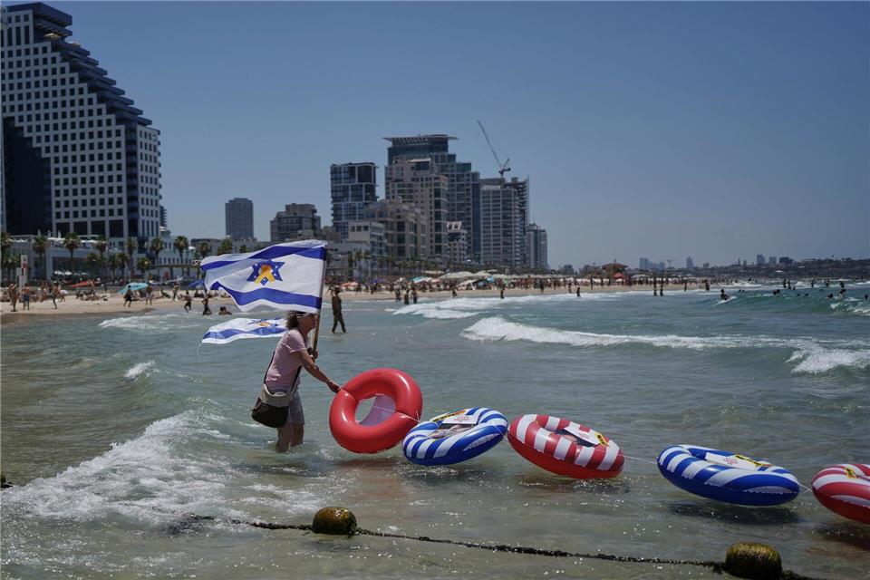 Protest am Strand von Tel Aviv, Israel: Angehörige fordern Freilassung der Hamas-Geiseln.Oded Balilty/AP/dpa