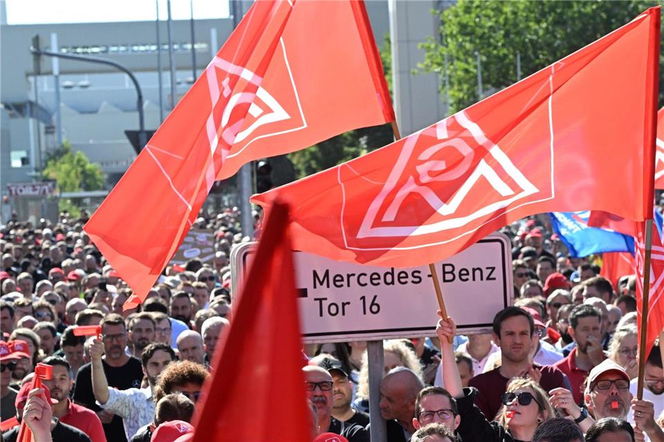 Protest gegen Sparpläne bei Mercedes-Benz in Sindelfingen. (Archivbild)Bernd Weißbrod/dpa