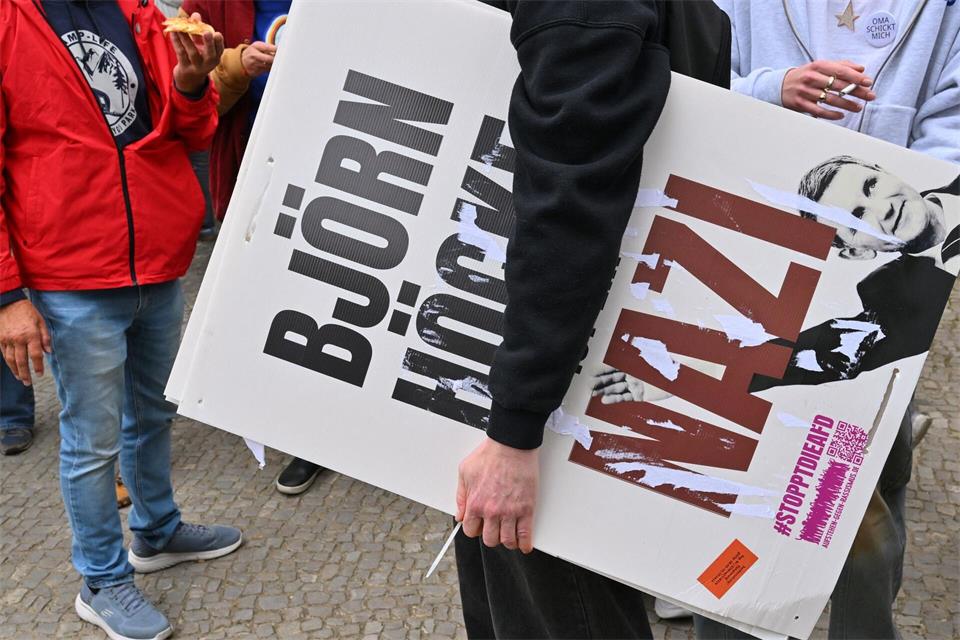 Protest gegen Thüringens AfD-Landeschef Björn Höcke, der am Nachmittag in Fürstenwaldes erwartet wurde. Patrick Pleul/dpa