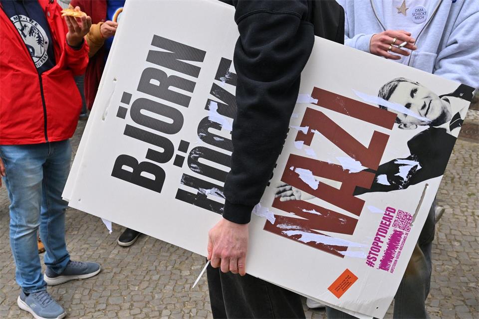 Protest gegen Thüringens AfD-Landeschef Björn Höcke, der am Tag der Deutschen Einheit in Fürstenwalde war.Patrick Pleul/dpa