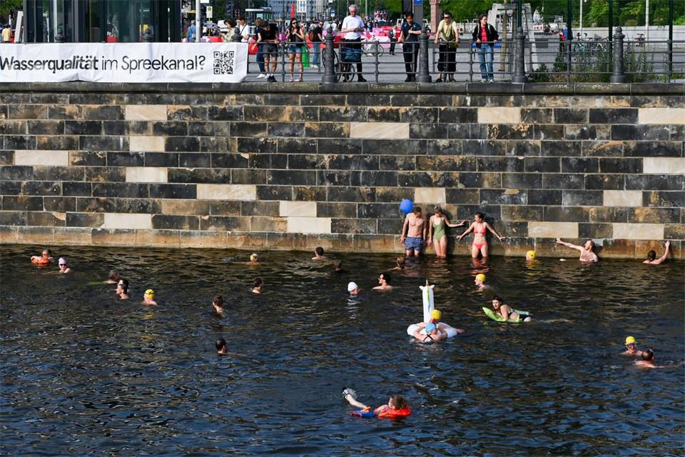 Protest gegen das Badeverbot an der Spree: Am 20. August ist wieder eine Aktion geplant. (Archivbild)Jens Kalaene/dpa