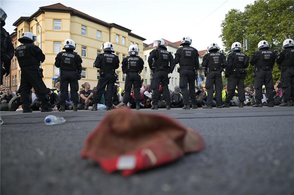 Protest gegen den AfD-Bundesparteitag in Erfurt.Jacob Schröter/dpa