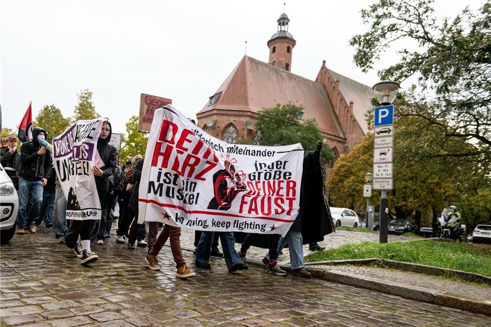 AfD attackiert Kirchen bei Auftritt in früherem Gotteshaus  Protest gegen die AfD wegen eines Wahlkampfauftritts am Abend in Brandenburg an der Havel. Fabian Sommer/dpa