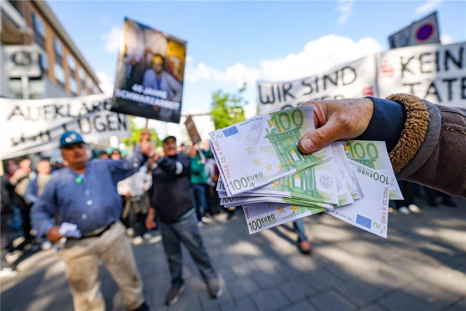 Protest nach dem Sparkassen-Coup: Geschädigte fordern ihr Geld zurück.Christoph Reichwein/dpa