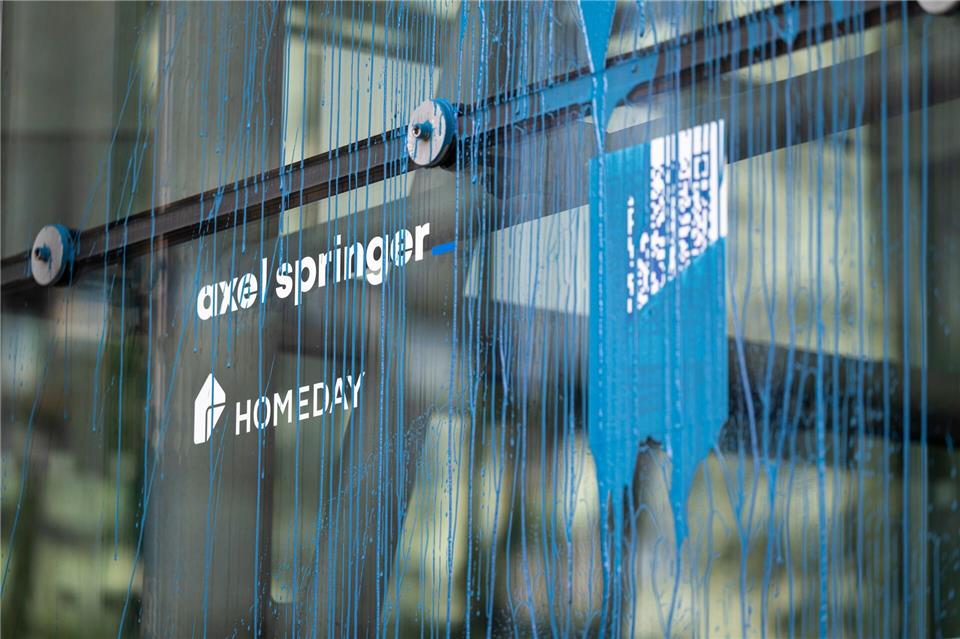 Protestaktion der Gruppe „Neue Generation“ mit blauer Farbe. Hannes P. Albert/dpa