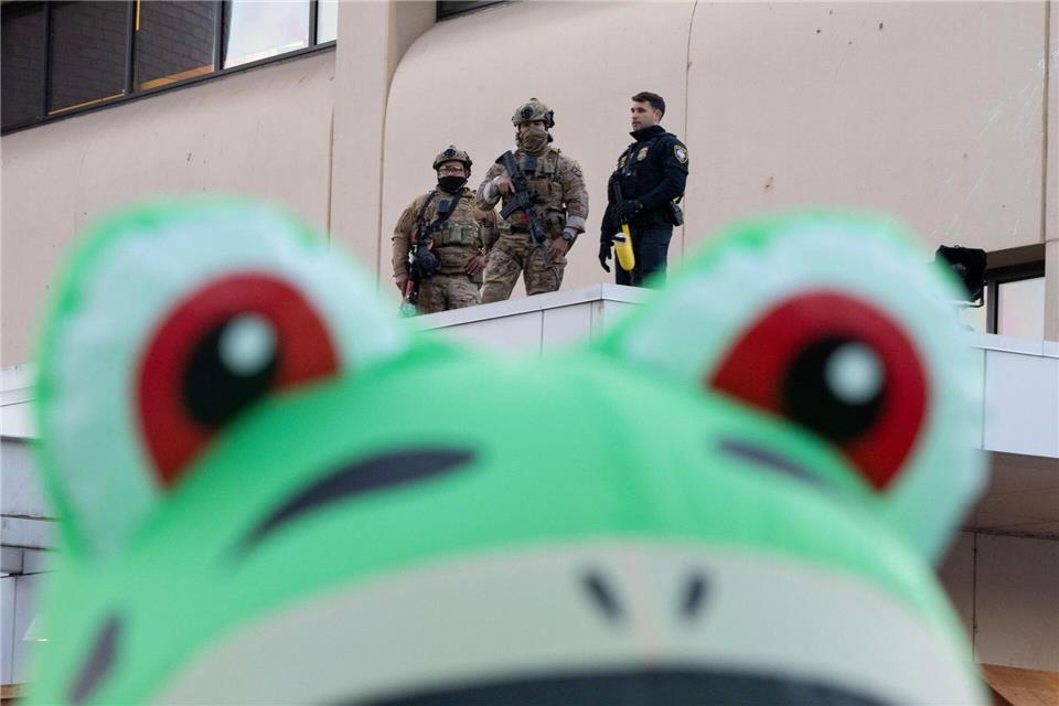Bilder des Tages Protestaktion im Froschkostüm vor ICE-Gebäude in PortlandJenny Kane/AP/dpa