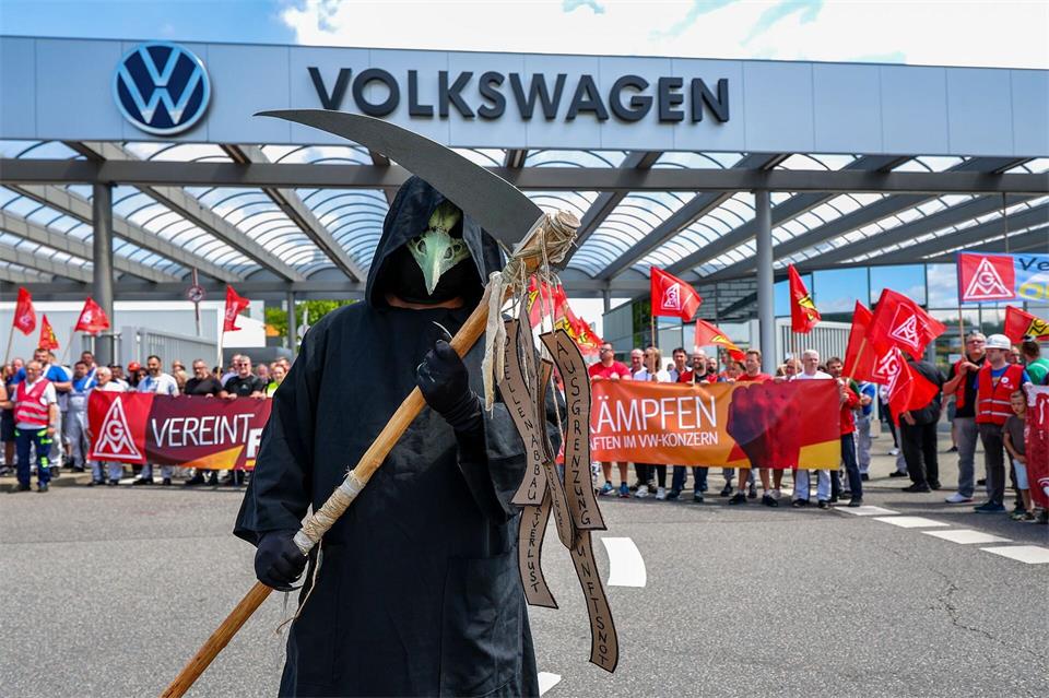 Protestaktion vor dem Werkstor von Volkswagen in Zwickau. Tausende Beschäftigte von VW und seinen Zulieferern in der Region sorgen sich um die Zukunft ihrer Jobs. (Archivbild)Jan Woitas/dpa