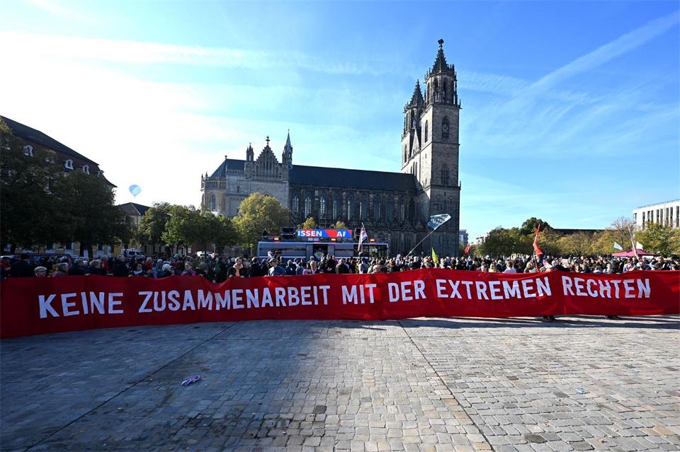 Proteste auf dem Domplatz gegen die AfD. Hendrik Schmidt/dpa