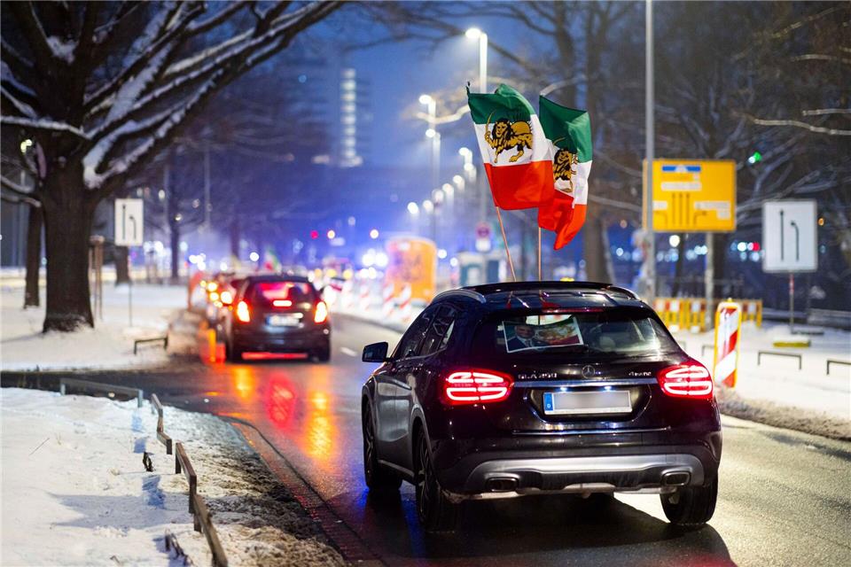 Proteste gegen die iranische Regierung gibt es derzeit regelmäßig und bundesweit. Michael Matthey/dpa