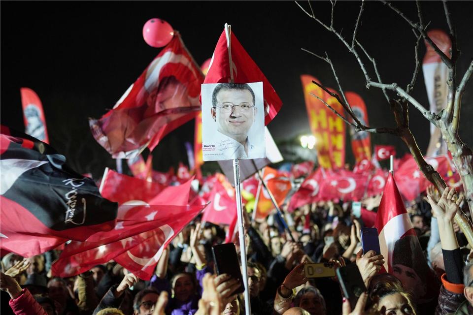 Proteste nach der Festnahme des Istanbuler Bürgermeisters im März (Archivbild)Francisco Seco/AP/dpa