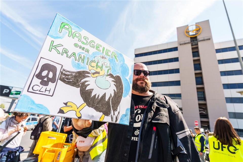 Proteste von Beschäftigten begleiten das Lufthansa-Jubiläum.Andreas Arnold/dpa