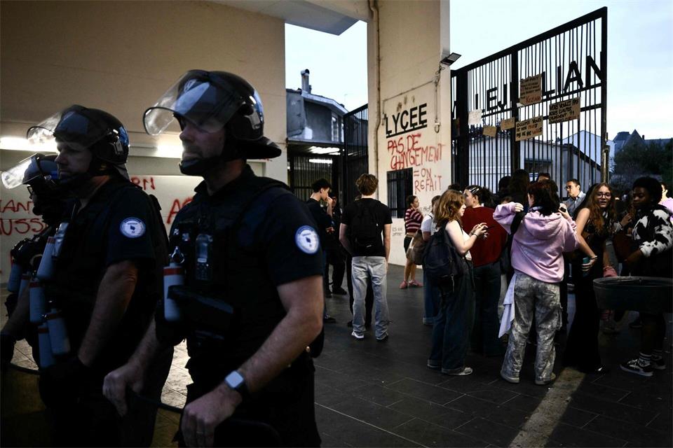 Protestierende Schüler rufen in Frankreich zu einem landesweiten Aktionstag auf. (Archivbild)Philippe Lopez/AFP/dpa