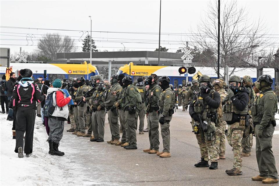 Protestierende stehen einen Tag nach dem Vorfall ICE-Beamten in Minneapolis gegenüber. Tom Baker/AP/dpa