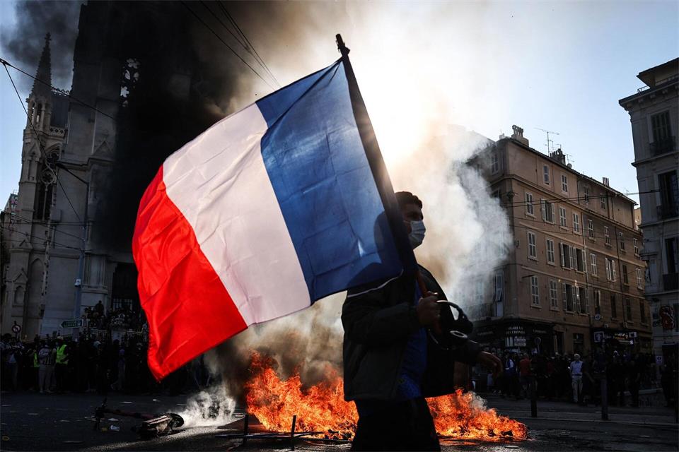 Protesttag in Frankreich: Französische Flagge und Flammen im Protest gegen hohe Lebenshaltungskosten in MarseilleThibaud Moritz/AFP/dpa
