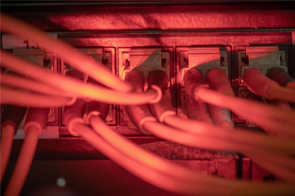 Proukrainische Hacker reklamieren für sich, die IT-System der größten russischen Fluggesellschaft Aeroflot durch einen Angriff lahmgelegt zu haben. (Symbolbild)Michael Kappeler/dpa