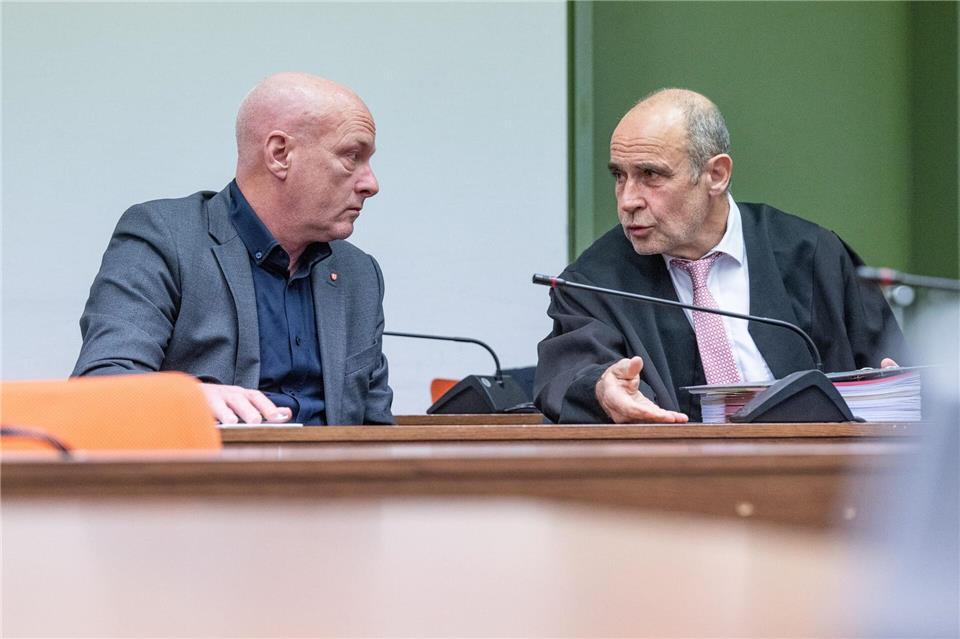 Prozess in München: Joachim Wolbergs (l), früherer Oberbürgermeister von Regensburg, sitzt im Verhandlungssaal des Landgerichts neben seinem Verteidiger Peter Witting. Es geht um Parteispenden im Kommunalwahlkampf 2014. (Archivbild)Armin Weigel/dpa