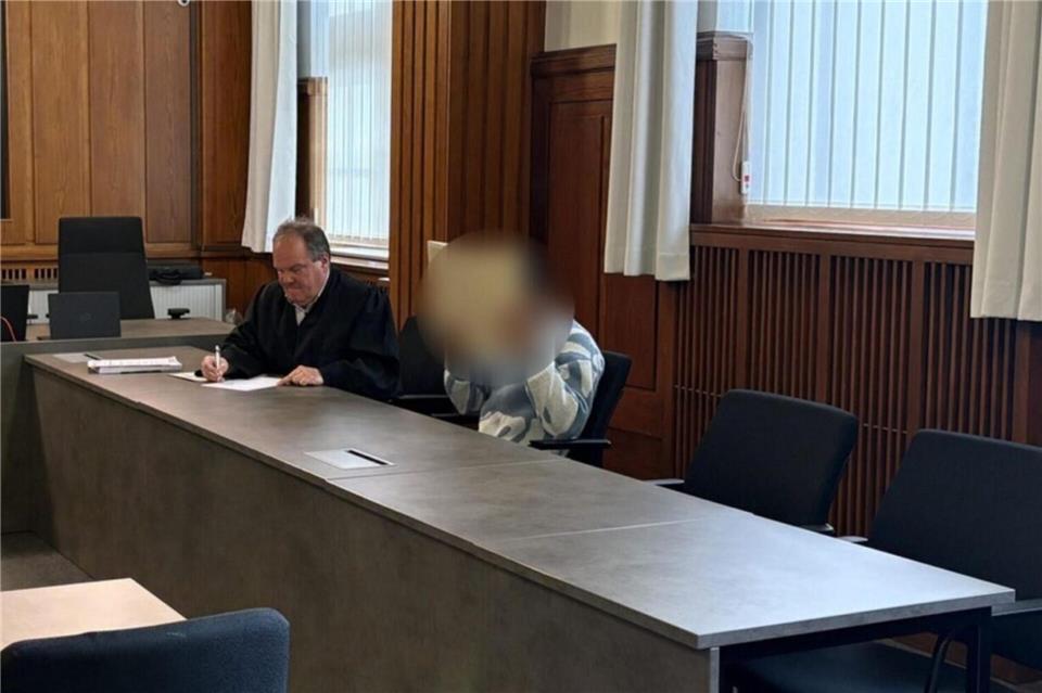 Prozessauftakt im Amtsgericht Bocholt: Der Angeklagte (rechts) mit seinem Verteidiger vor Beginn der Verhandlung