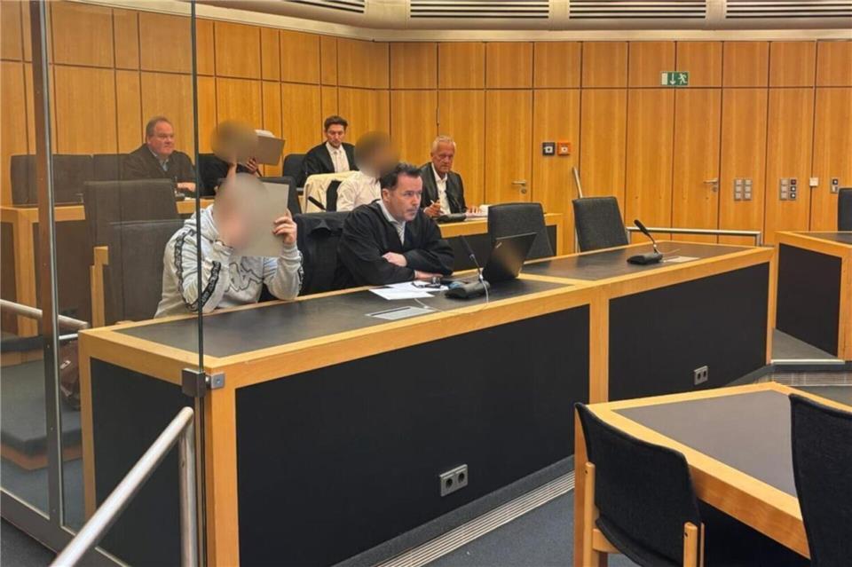 Prozessauftakt in Münster: Drei Angeklagte sollen im Dezember einen Burger King in Bocholt überfallen haben.
