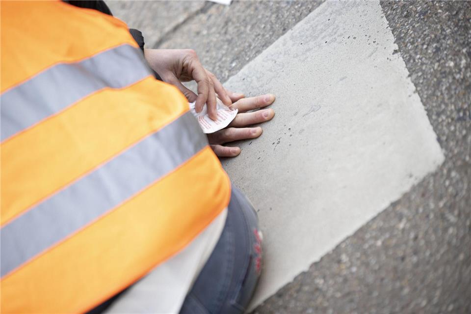 Prozessbeginn gegen den 21-Jährigen: Er soll sich auf der Flugbahn festgeklebt haben (Archiv).Tobias Steinmaurer/APA/dpa