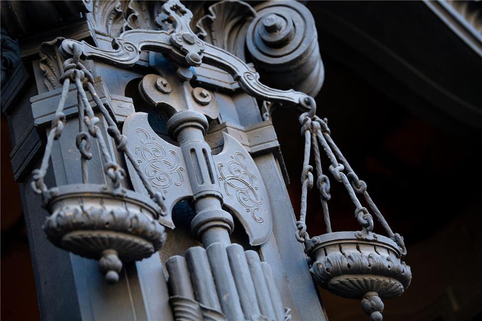 Prozessbegleitung soll es für alle Opfer schwerer Straftaten geben. (Symbolbild) Fabian Sommer/dpa