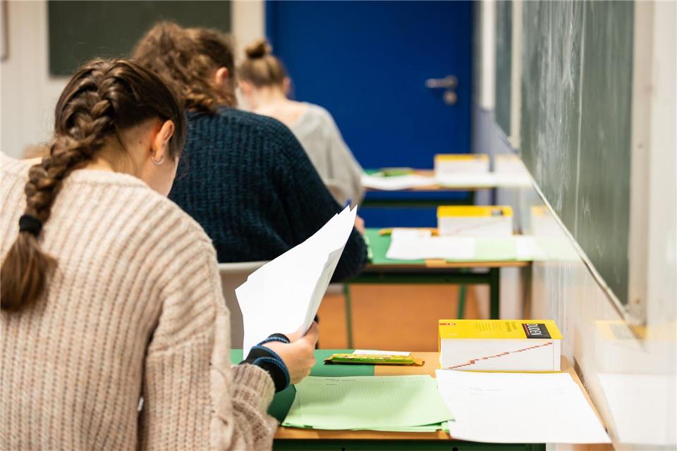 Prüfungen sind stressig, aber aus den Schulen kaum wegzudenken. Was tun? (Symbolbild)Silas Stein/dpa