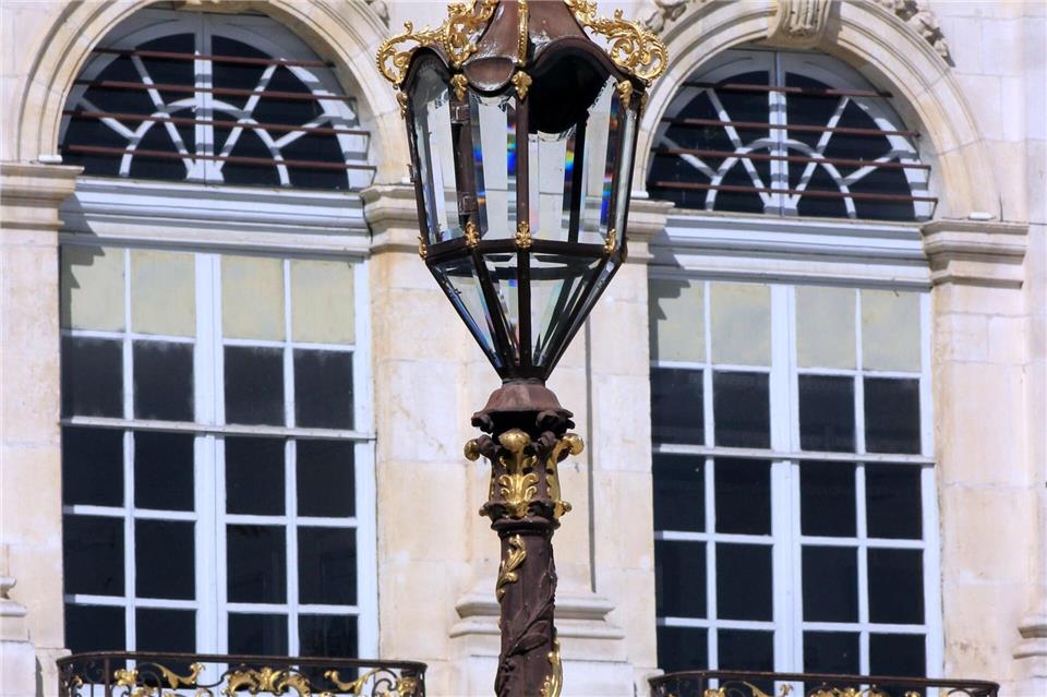 Nancy: Rundgang durch das Jugendstil-Zentrum Frankreichs Prunkvoll: Selbst die Strassenlaternen am Place Stanislas sind vergoldet.Bernd F. Meier/dpa-tmn