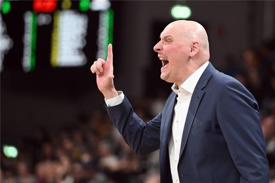 Przemyslaw Frasunkiewicz feiert mit den Seawolves den ersten Sieg in der BBL.Michael Schwartz/dpa