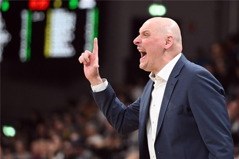 Seawolves gelingt klarer Heimsieg in der BBL Przemyslaw Frasunkiewicz feiert mit den Seawolves einen Sieg gegen Oldenburg.Michael Schwartz/dpa