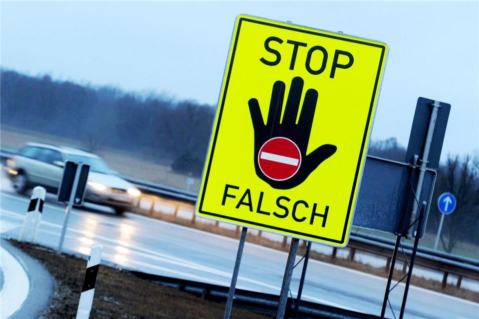 Psychische Ausnahmesituationen, gesundheitliche Probleme und Drogenkonsum sind nach Angaben der Polizei häufige Gründe für Geisterfahrten. (Archivbild)Tobias Hase/dpa