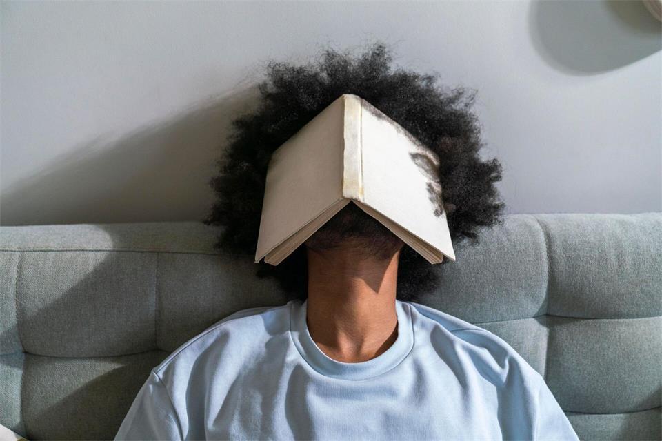 Psychoedukation kann entlasten – doch zu viel Beschäftigung mit der eigenen Psyche birgt Risiken.Vasily Pindyurin/Westend61/dpa-tmn