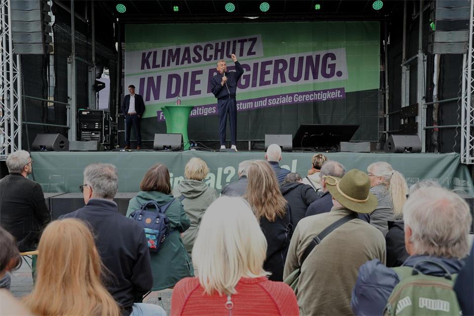Publizist Michel Friedman lockt als Hauptredner das Publikum vor die grüne Wahlkampfbühne.Bernd Wüstneck/dpa