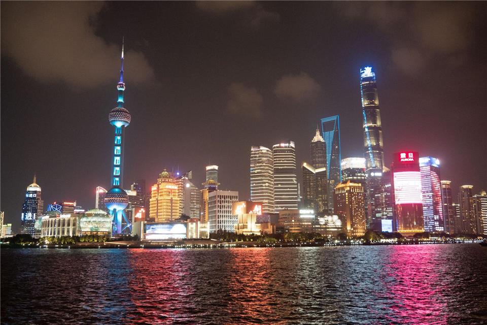 Pudong auf der anderen Seite des Huangpu-Flusses: abendlicher Ausblick von Shanghais Uferpromenade The Bund aus. Andreas Drouve/dpa-tmn