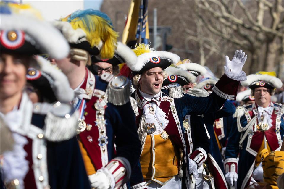 Pünktlich um 11.11 Uhr setzte sich der neun Kilometer lange närrische Lindwurm in Bewegung.Helmut Fricke/dpa