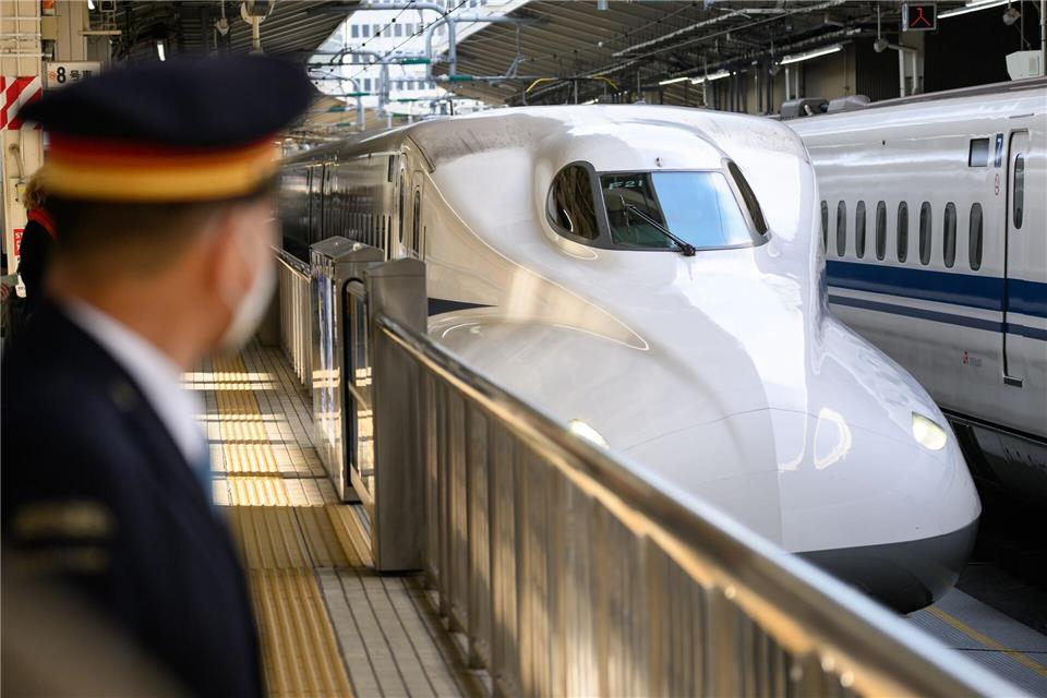 Pünktliches, schnelles und damit oft bestes Verkehrsmittel, um im Land herumzukommen, ist der Shinkansen. Aber auch kein günstiges.picture alliance/dpa