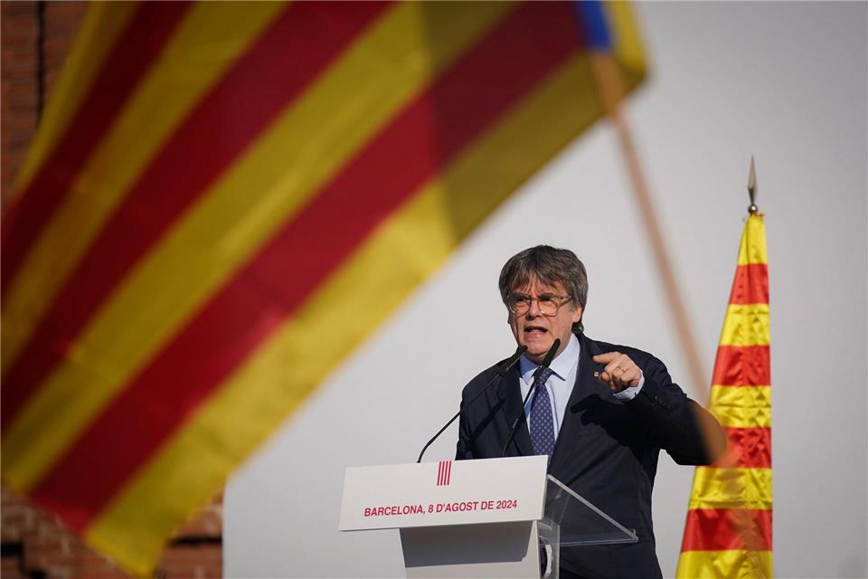 Spanien vor Regierungskrise: Katalanen brechen mit Sánchez Puigdemont lebt seit Jahren im Exil - er könnte aber Spanien in eine Krise stürzen. (Archivbild)Joan Mateu/AP/dpa