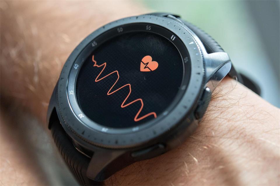 Puls im Blick: Für verlässliche Messwerte sollte das CE-gekennzeichnete Gerät fest sitzen, etwa eine Fingerbreit oberhalb des Handgelenkknochens ist ideal.picture alliance/dpa/dpa-tmn