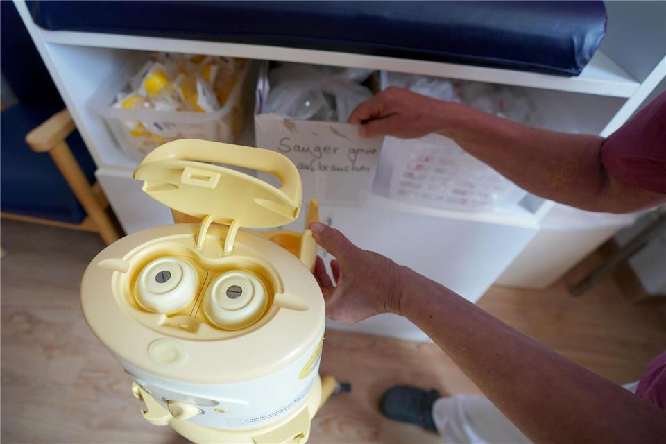 Pumpzubehör und Behälter der Milchpumpe zum Auffangen der Milch sollten immer sauber gespült bereitstehen. picture alliance/dpa