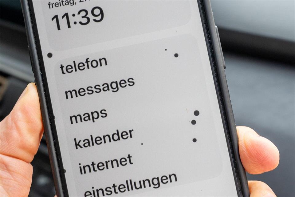 Punkte, die sich in den Kurven mitbewegen: Die praktischen Helfer gegen Reiseübelkeit gibt’s für Apple- und Androidgeräte jetzt ab Werk.Zacharie Scheurer/dpa-tmn
