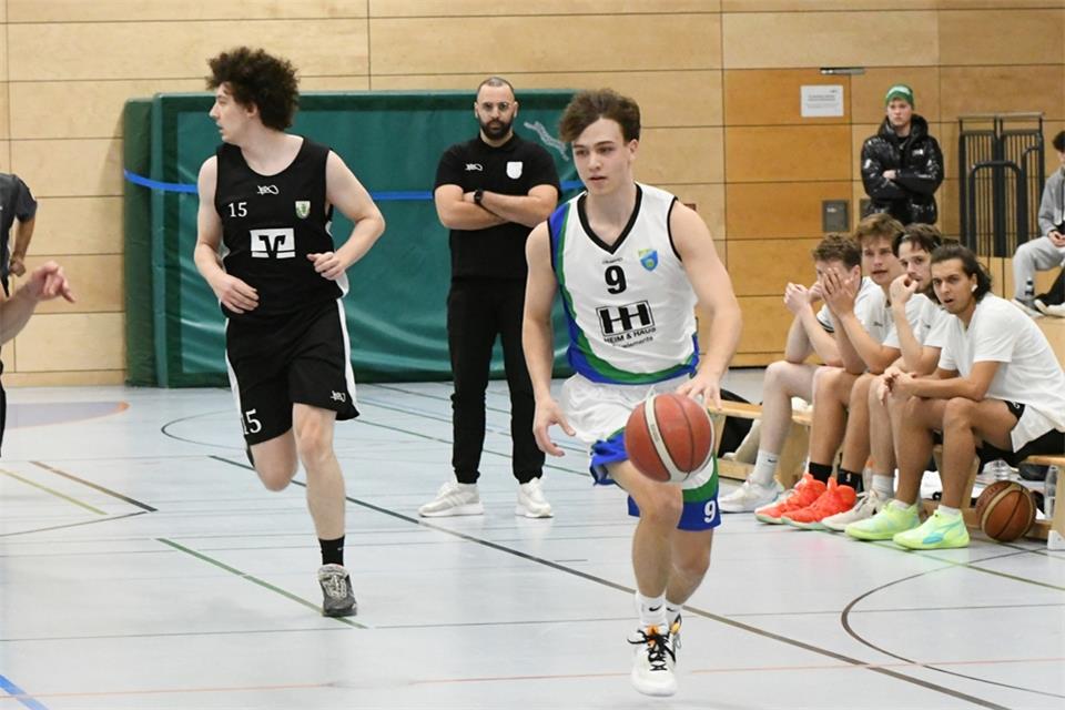 RSV Borken wechselt mit Erfolg im Rücken ins neue Jahr Punktehungrig: Borkens Markus Kalimulin (rechts) steuerte 18 Punkte zum knappen Sieg gegen die Bad Oeynhausen Baskets bei.