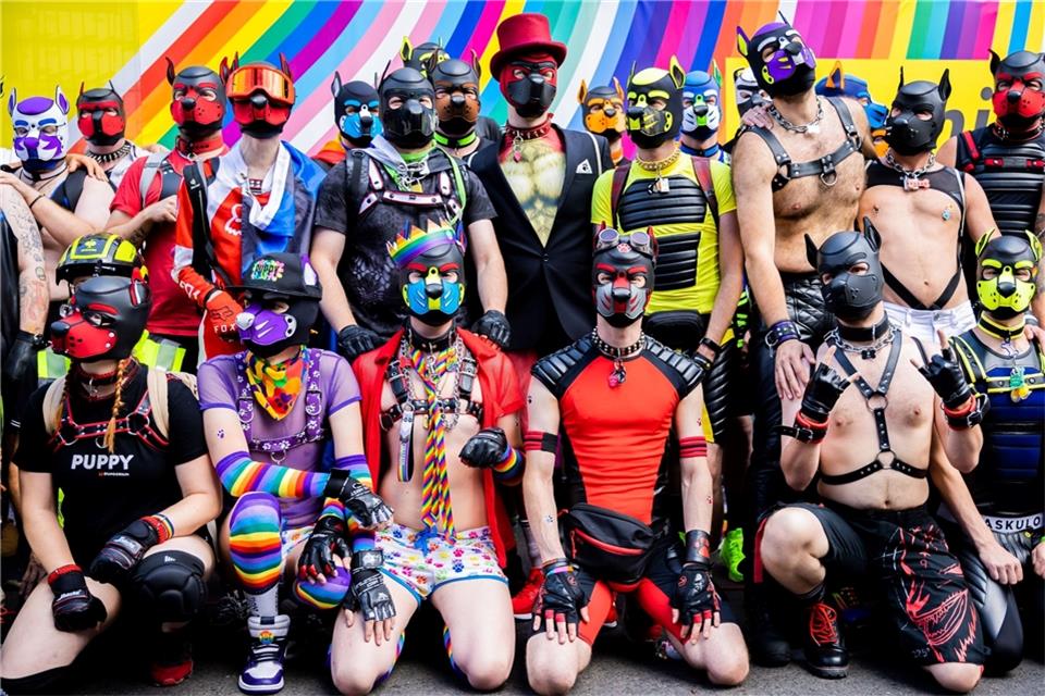 „Puppies“ posieren beim Christopher Street Day (CSD) für ein Gruppenfoto.