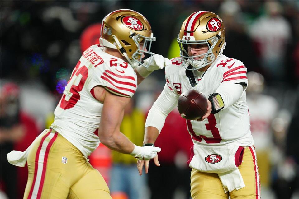 Purdy und McCaffrey haben weiter die Chance auf ein Heimspiel im Super Bowl.Derik Hamilton/AP/dpa